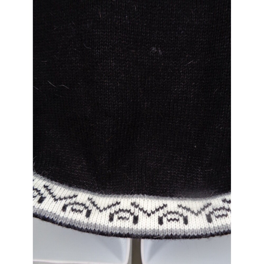 Elegant Black and White Patterned Hooded Sweater - Picture 14 of 16